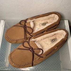 Women’s Ugg Dakota moccasins slippers